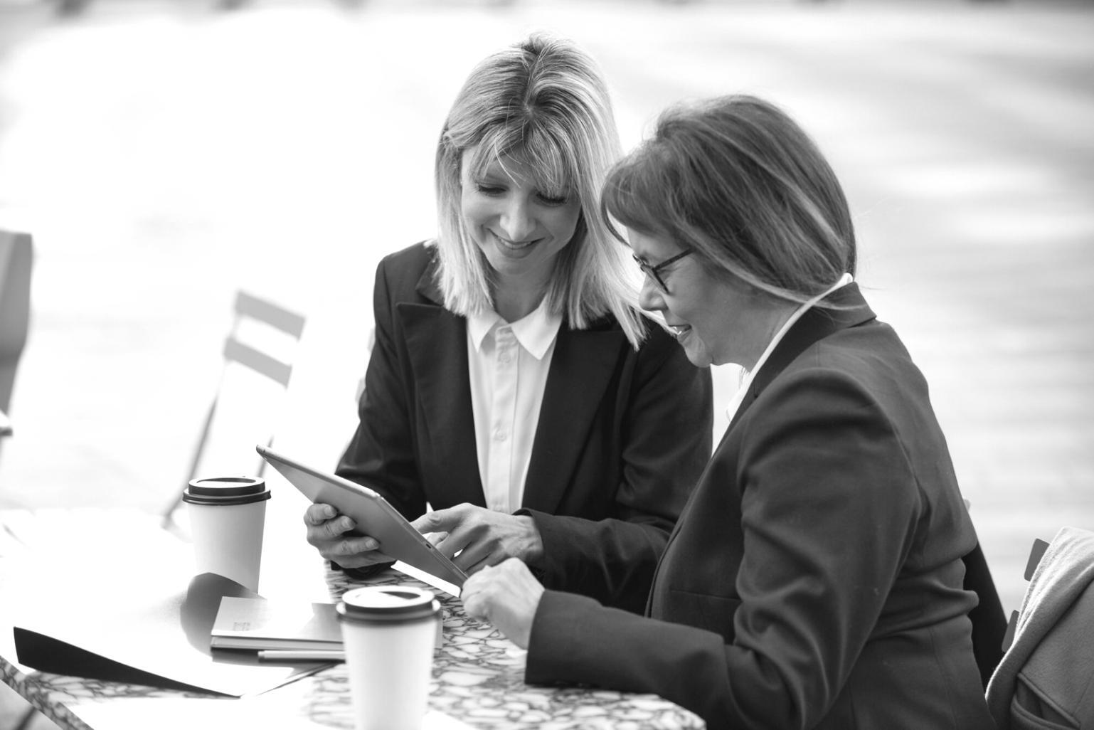 Pessoa a organizar documentos financeiros numa secretária bem iluminada