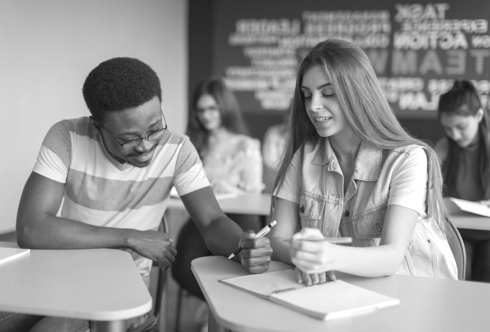Formando a trabalhar num portátil com caderno de notas ao lado