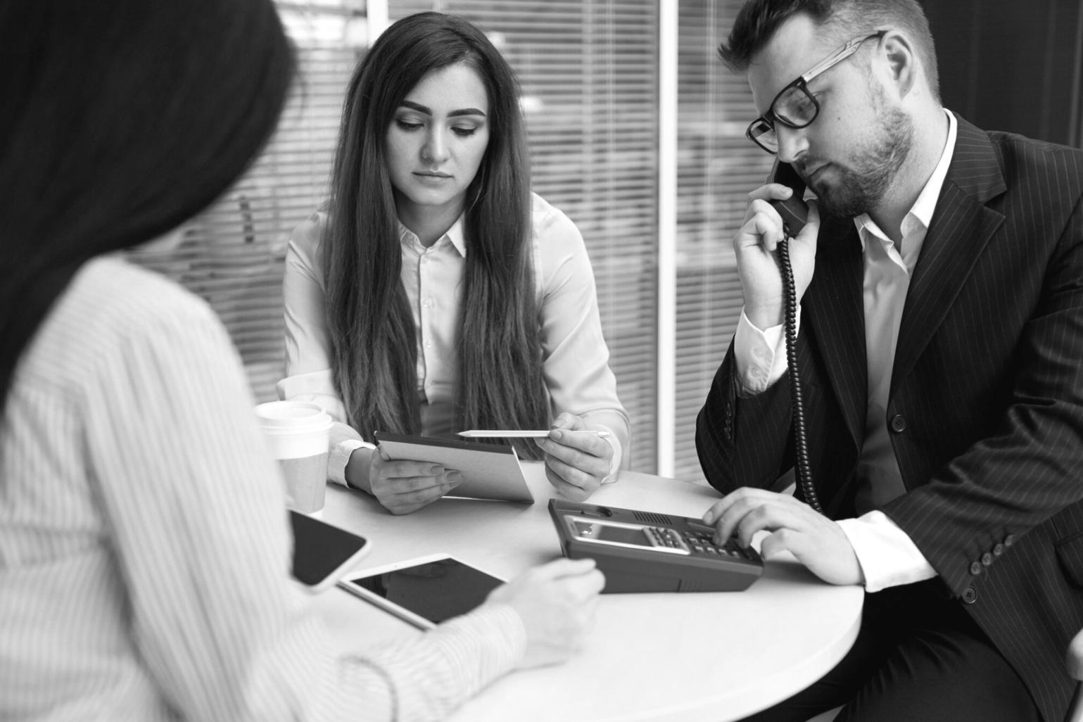 Sessão prática de planeamento financeiro com documentos e calculadora